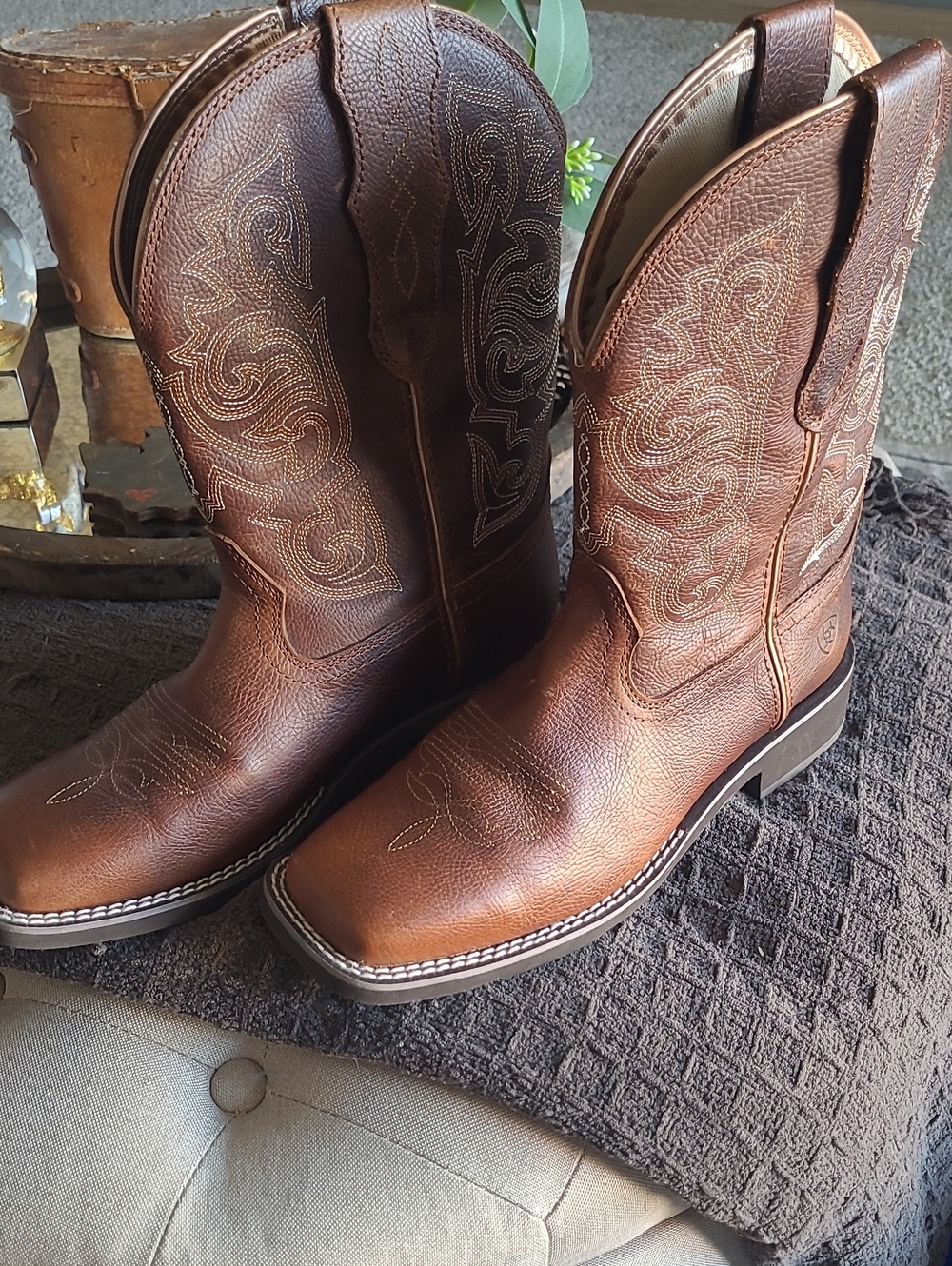 Ariat Brown Leather Cowboy Boots with Stitch Detail. NWOT. Size 8.5C. Bin 8